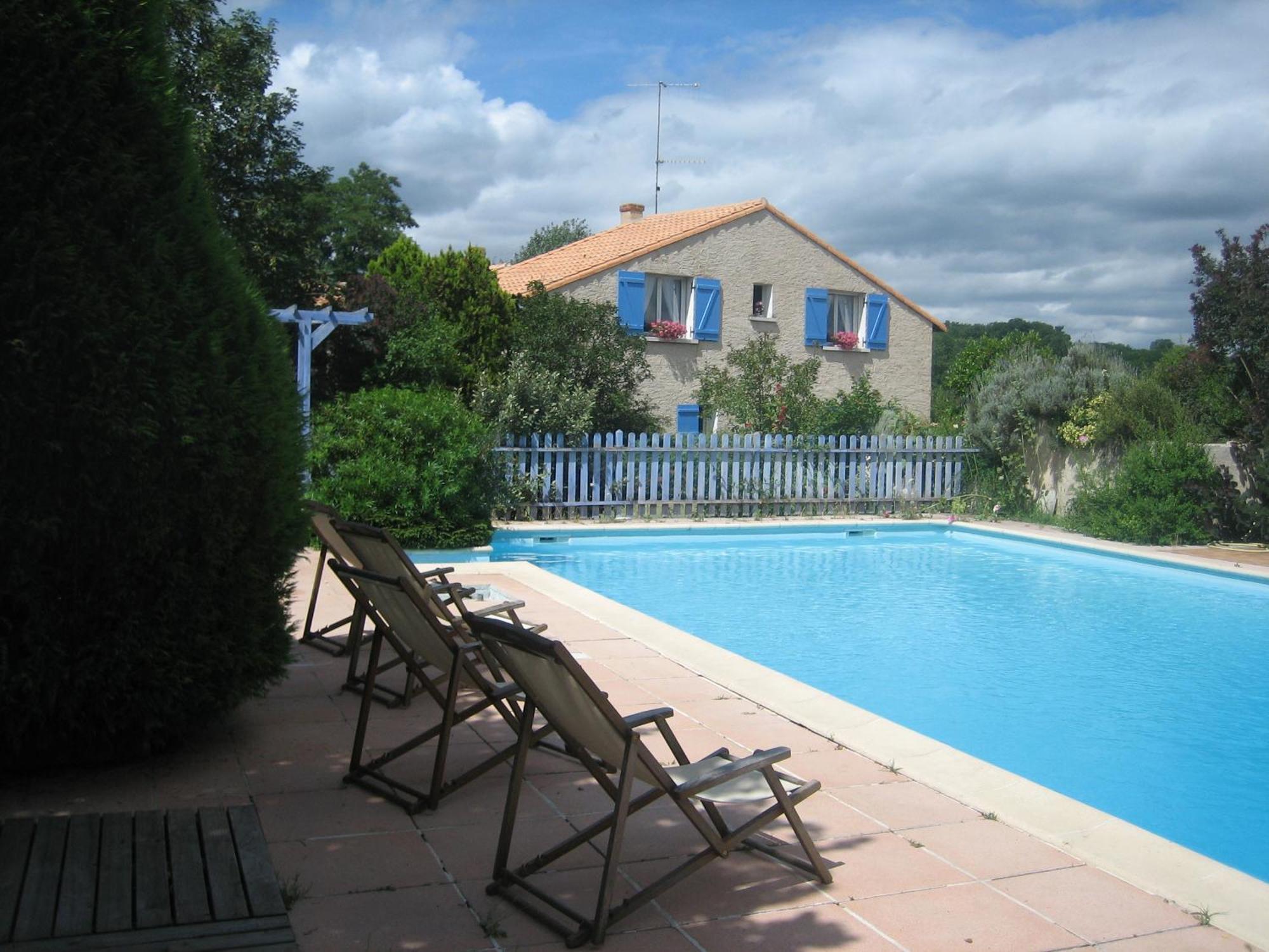 Les Pierres Blanches Bed & Breakfast Bonneuil-Matours Eksteriør bilde
